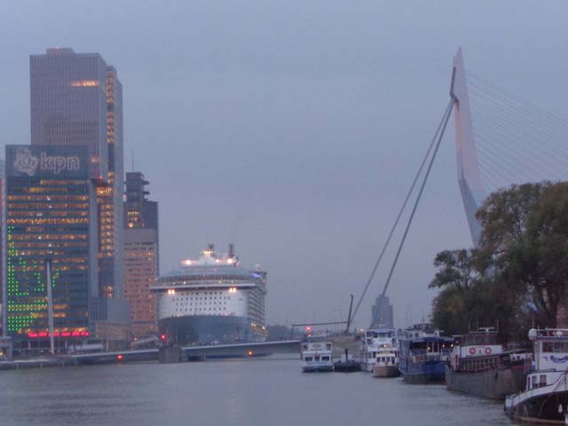 Cruiseschip ms Oasis of the Seas van Royal Caribbean Cruises Ltd. aan de Cruise Terminal Rotterdam